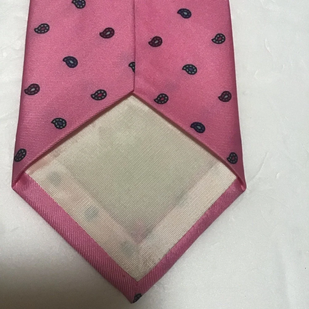Coulours by Alexander Julian 100% Silk Bubblegum Pink Paisley Men’s Neck Tie‎